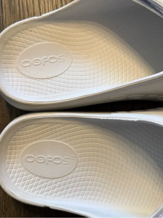 White oofos slides - Picture 3 of 7